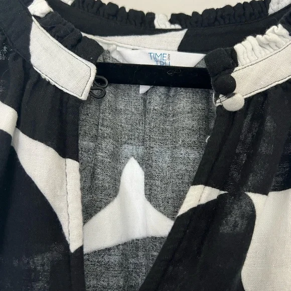 Time and Tru Black & White Abstract Halter Maxi Dress - Picture 5 of 9